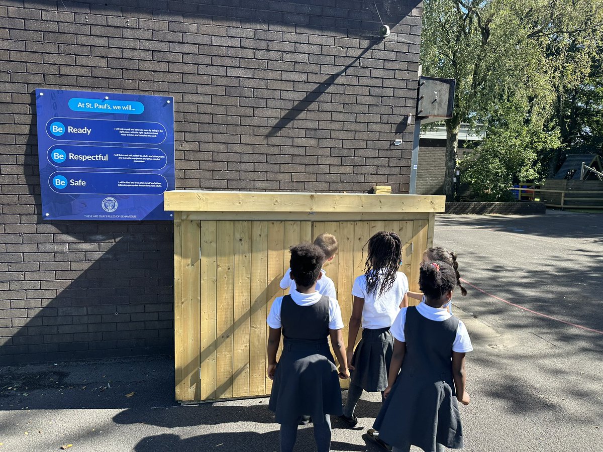 StPaulsBolton's tweet image. Year 2 have been investigating different materials and their properties. #Year2Science #stpaulsscienceab