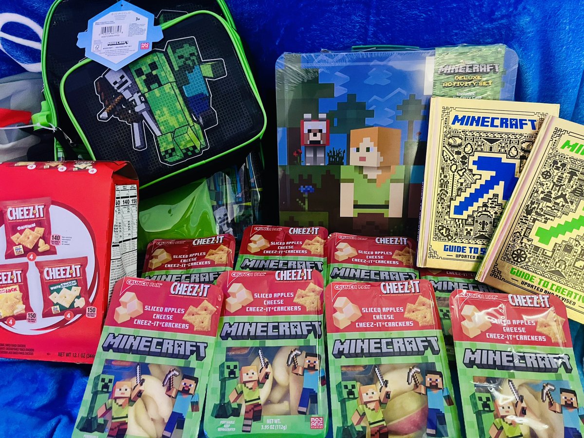 Been super caught up the last couple of weeks so never got a chance to post this… but!!! Look at this awesome package from <a href="/CrunchPak/">crunchpak</a> so good and can’t wait to try it all 💙 #minecraftclp