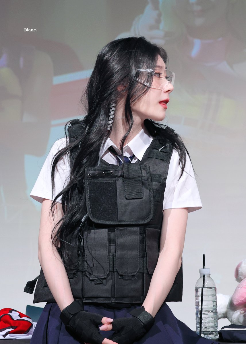 blanc_lcr's tweet photo. 230903 팬싸인회
#ITZY  #있지 #CHAERYEONG #채령 https://t.co/sjDDKyLUuC