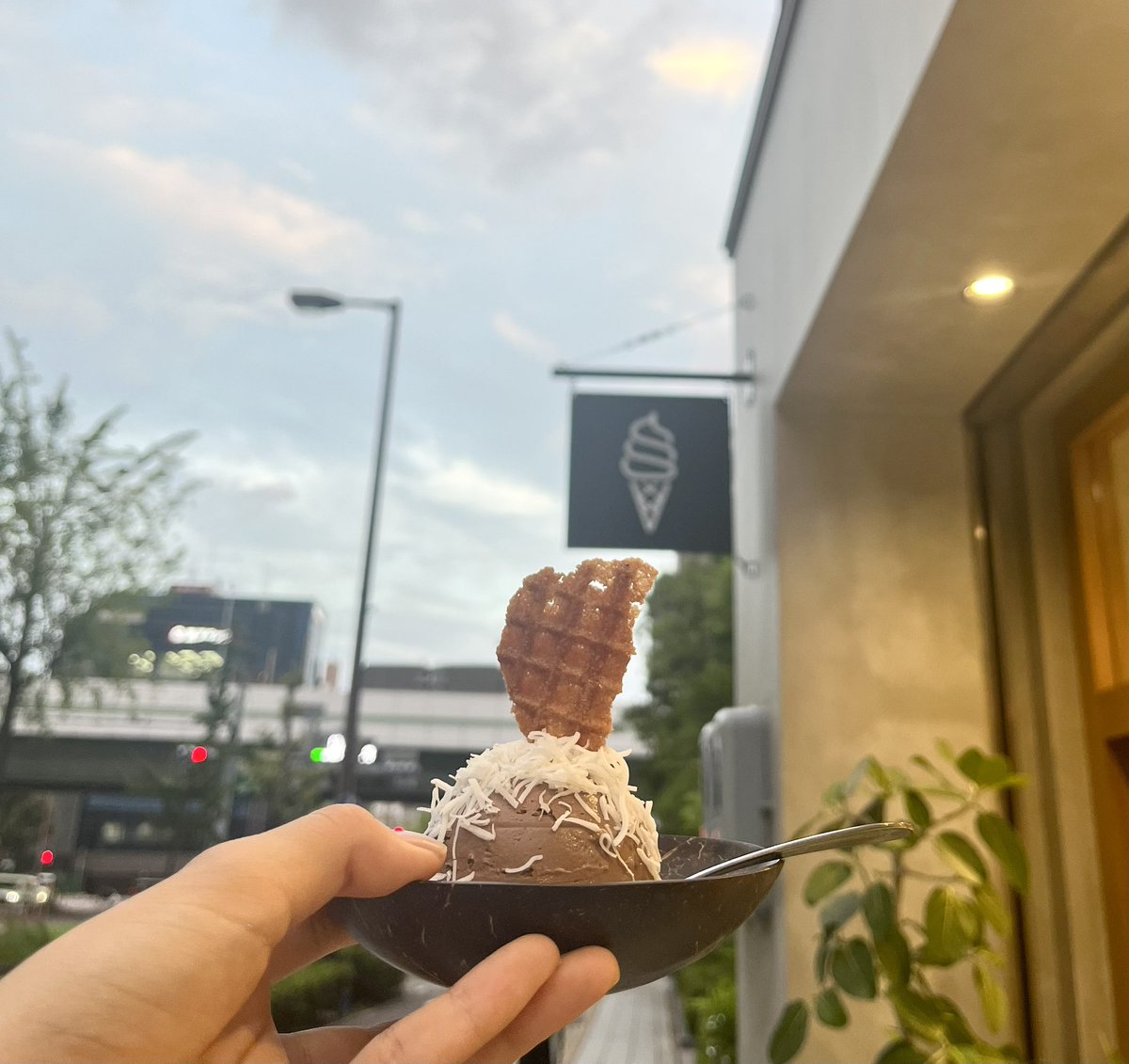 cocowell_intern's tweet photo. 今日の #sarisariフォト📸
① #サリサリストア のソフトクリームの看板と
(ソフトクリームの販売はありません笑)
(とっても美味しい #COCOICE のお店デス✌🏻)
明日のイベント少しでも晴れたらいいなぁ🌤
②このボードでこの日のフレーバーをお知らせ😊
#ヴィーガン #ココナッツ #フィリピン https://t.co/miSav2cuOu