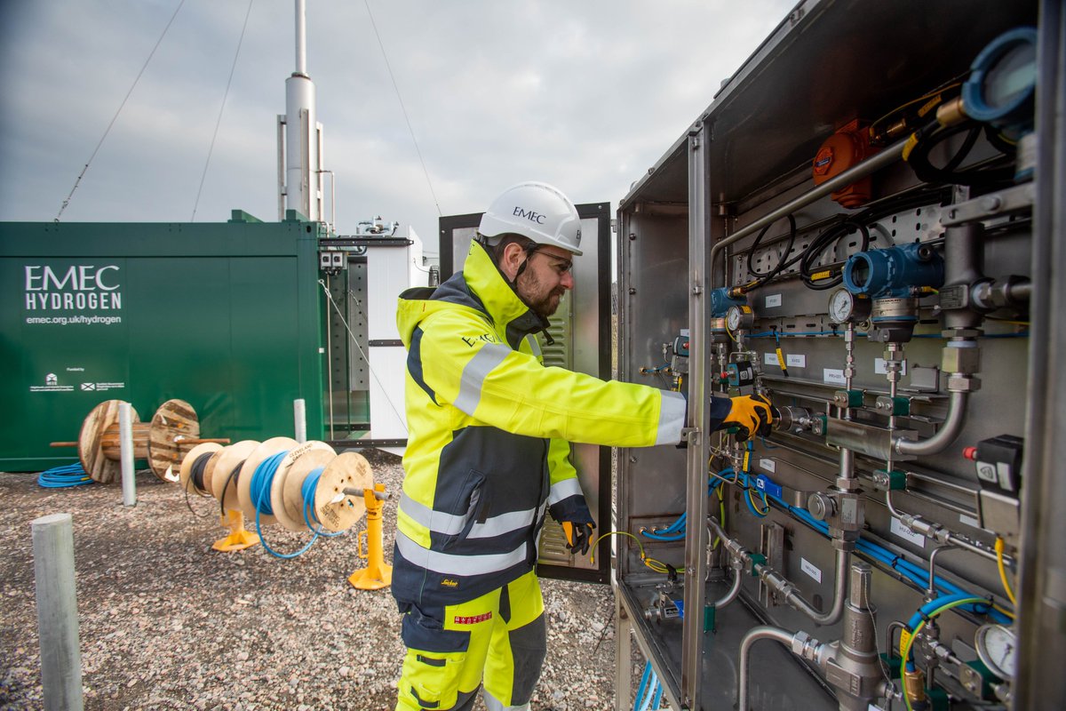 CrownEstateScot's tweet photo. A new report by @XodusGroup and Crown Estate Scotland explores the potential of new and existing offshore wind farms to produce green hydrogen. Read more ➡️ https://t.co/zGzufZZOPx
#GreenHydrogen #NetZero #RenewableEnergy https://t.co/wQIyIa5P7c