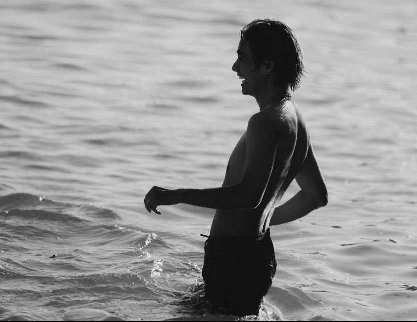 หะเดี๋ยวนะ แทฮยองถอดเสื้อ อหไไไๆไๆๆๆ กูขยี้ตาสิบรอบบบ omggggggggg ใดๆคือหุ่นดีมาก เอวเล็ก หุ่นคลีนสุดๆ