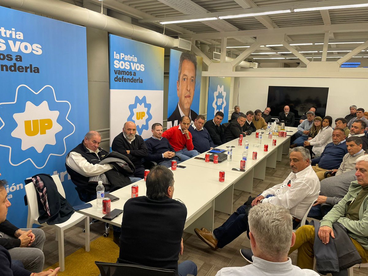 ManinoIriart's tweet photo. Referentes de los distintos sectores que integramos la Mesa Massa Presidente de Mar del Plata nos reunimos en Buenos Aires con @MalenaGalmarini, @RubenEslaiman y @Raul__Perez para avanzar en la estrategia electoral. https://t.co/zU3ebeoZX9