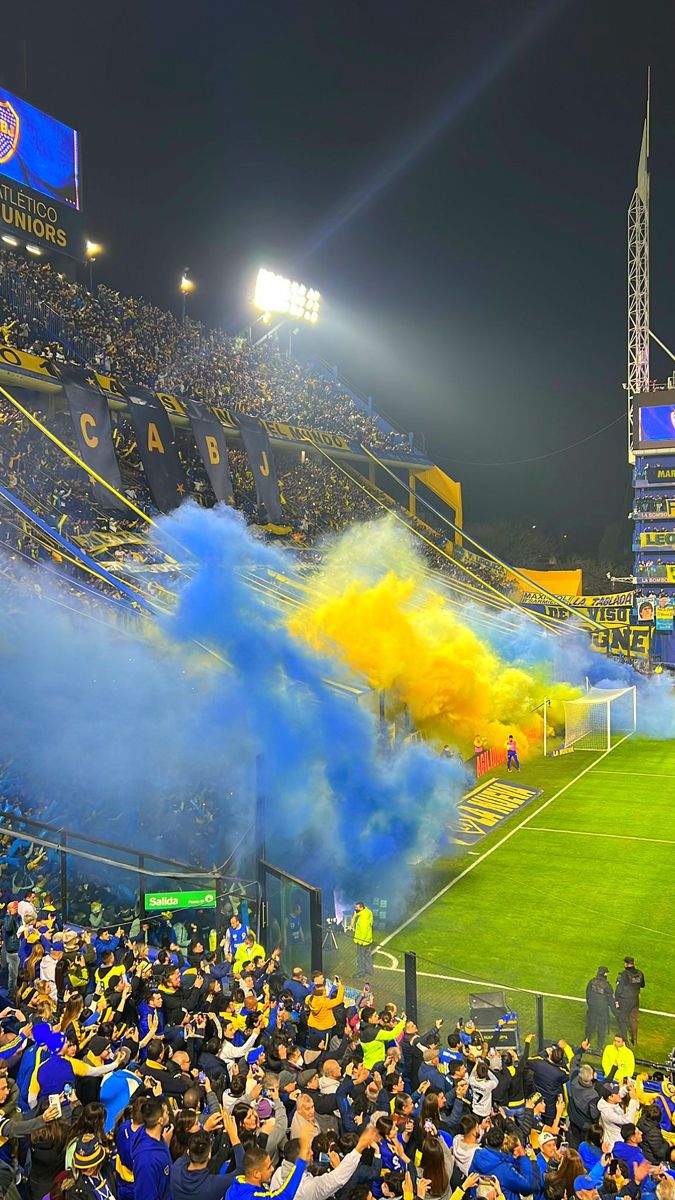 Para las semifinales frente a Palmeiras, ya que es el último partido de local, hay que meter el mejor recibimiento de los últimos años.

3 telones, bengalas, papelitos, humo, banderas de palo, todo junto.

¿Las multas? Que las descuenten de los premios. Un vuelto.
Boca lleva
