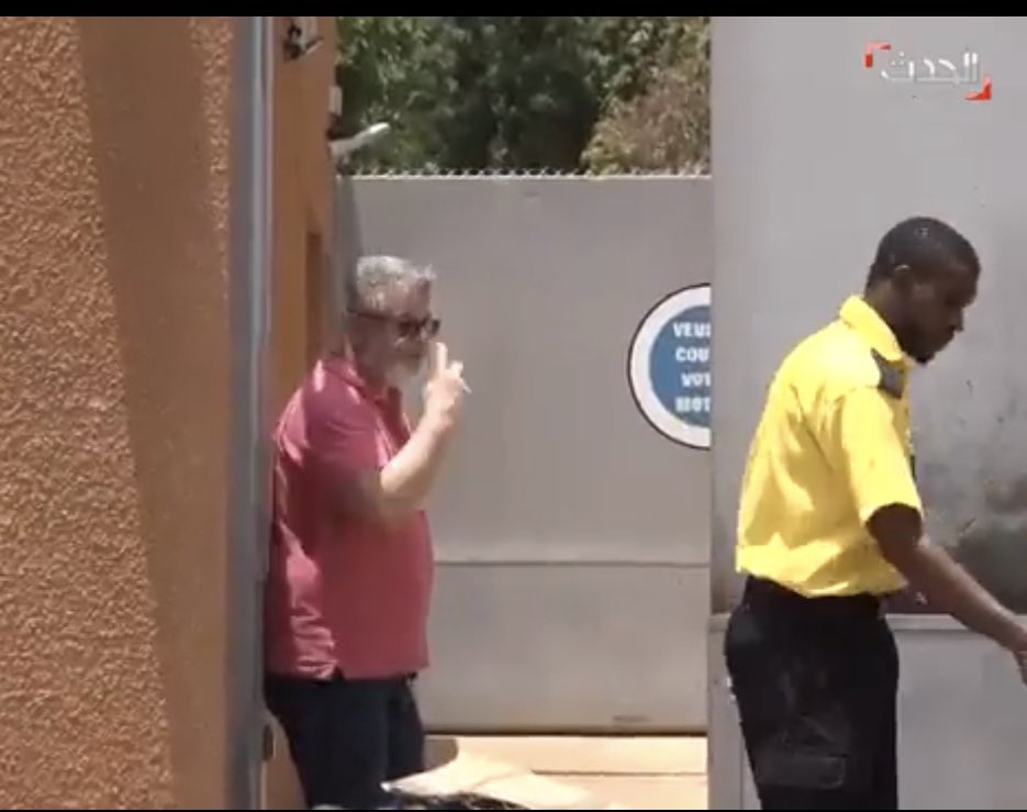 Nath_Yamb's tweet photo. Le monsieur que l’on voit sur la vidéo n’est pas Sylvain Itté. Tout d’abord, Itté est ultra-court. Il dépasserait à peine la taille de la poubelle que le vigile de l’ambassade est en train de tirer. Ensuite, le blanc sur la photo (un personnel de l’ambassade) ne lui ressemble pas: Itté a un front hautement dégarni. Enfin, la raison majeure est que Itté est un poltron, et qu’il est très vraisemblable qu’il ait quitté le Niger dès les premières heures du putsch. On connaît les fanfaronnades de la France: gros caleçon, rien dedans. Jamais ils ne prendront le risque de voir leur ambassadeur se faire expulser menottes aux poignets. Les gesticulations, c’est pour l’opinion française.