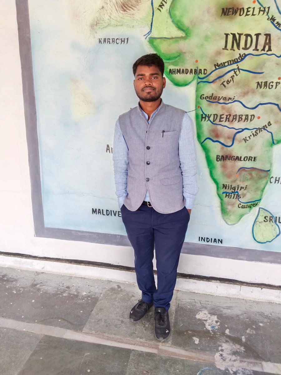 ambar_parmindar's tweet photo. एकलव्यों का एक गांव इलाहाबाद विश्वविद्यालय में भी बसता है। जहां हर साल द्रोणाचार्य अंगूठा काट रहे हैं।

ओबीसी होने की सजा भुगत रहा एक प्रतिभाशाली छात्र।
इंटरव्यू में सबको 15 में से 12 से अधिक नंबर दिया गया। 
लेकिन महेंद्र कुमार यादव जो इंट्रेस परीक्षा का टॉपर था। उसको इंटरव्यू 6 नंबर दिए गए।

पूरी कहानी लिख रहा हूं, आप सब भी पढ़िए।
फोटो में महेंद्र कुमार यादव हैं। OBC, SC, ST, बच्चों का अंगूठा आज भी द्रोणाचार्य गुरुओं द्वारा कैसे काटा जा रहा है। उसकी एक कहानी इलाहाबाद विश्वविद्यालय से सामने आ रही है।

महेन्द्र कुमार यादव ने क्रेट परीक्षा 2022 में
206/300 अंक अर्जित करके मध्यकालीन और आधुनिक इतिहास विभाग में पहला स्थान हासिल किया है। इसके अलावा इनका JRF भी है।

जो कि सेलेक्शन की दृष्टि से महत्वपूर्ण माना जाता है। इस पर भी इन्हें PhD के लिए मेन कैम्पस न अलॉट करके ईश्वर शरण डिग्री कॉलेज अलॉट किया है।

विभाग ने यहां अपनी कारस्तानियों को छुपाने के लिए रिजल्ट में सेलेक्टेड कैंडिडेट्स के प्राप्तांको को नहीं दिखाया है।