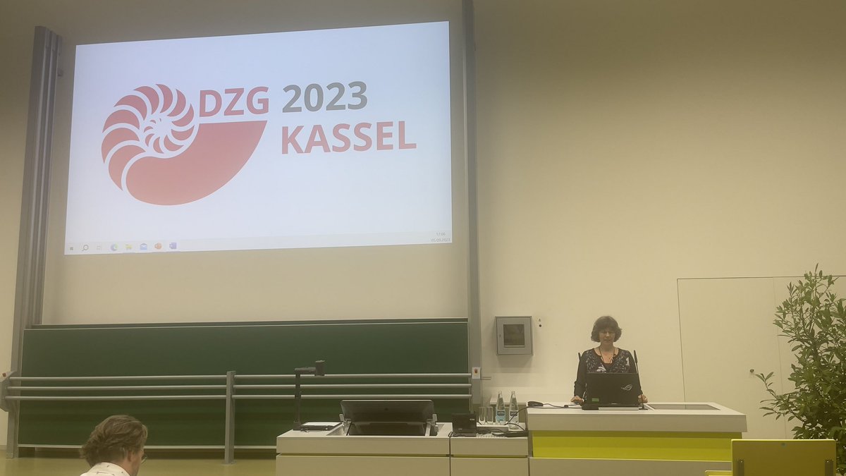 Officially starting the #dzg23 <a href="/ZoolSocietyGer/">DZG</a> in Kassel with an introduction by <a href="/UhlGabriele/">Gabriele Uhl</a>