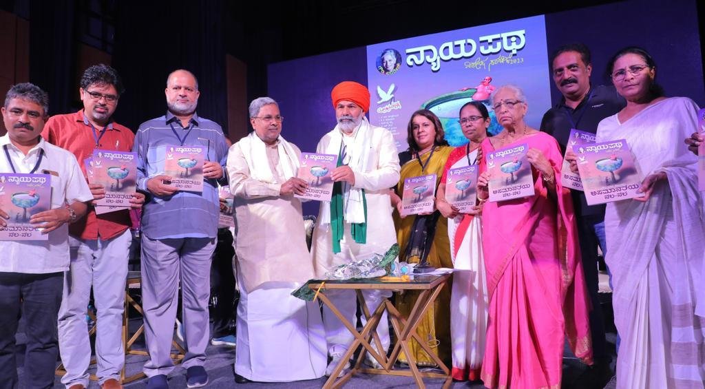 eedinanews's tweet photo. ಗೌರಿ ಮೆಮೋರಿಯಲ್ ಟ್ರಸ್ಟ್ ಪತ್ರಕರ್ತೆ ಗೌರಿ ಲಂಕೇಶ್ ಸ್ಮರಣಾರ್ಥ ಬೆಂಗಳೂರಿನ ಟೌನ್ ಹಾಲ್ ನಲ್ಲಿ ಹಮ್ಮಿಕೊಂಡಿದ್ದ "ಸರ್ವಾಧಿಕಾರಿ ಕಾಲದ ಹೊತ್ತಲ್ಲಿ ದೇಶವನ್ನು ಮರುಕಟ್ಟುವ ಕಲ್ಪನೆ" ಕುರಿತ ಸಂವಾದ ಕಾರ್ಯಕ್ರಮದಲ್ಲಿ ಸಿಎಂ ಸಿದ್ದರಾಮಯ್ಯ ಮಾತನಾಡಿದರು. 

ರೈತ ನಾಯಕ @RakeshTikaitBKU, @prakashraaj @SupriyaShrinate ಹಲವರಿದ್ದರು. https://t.co/pHLDXitUNf