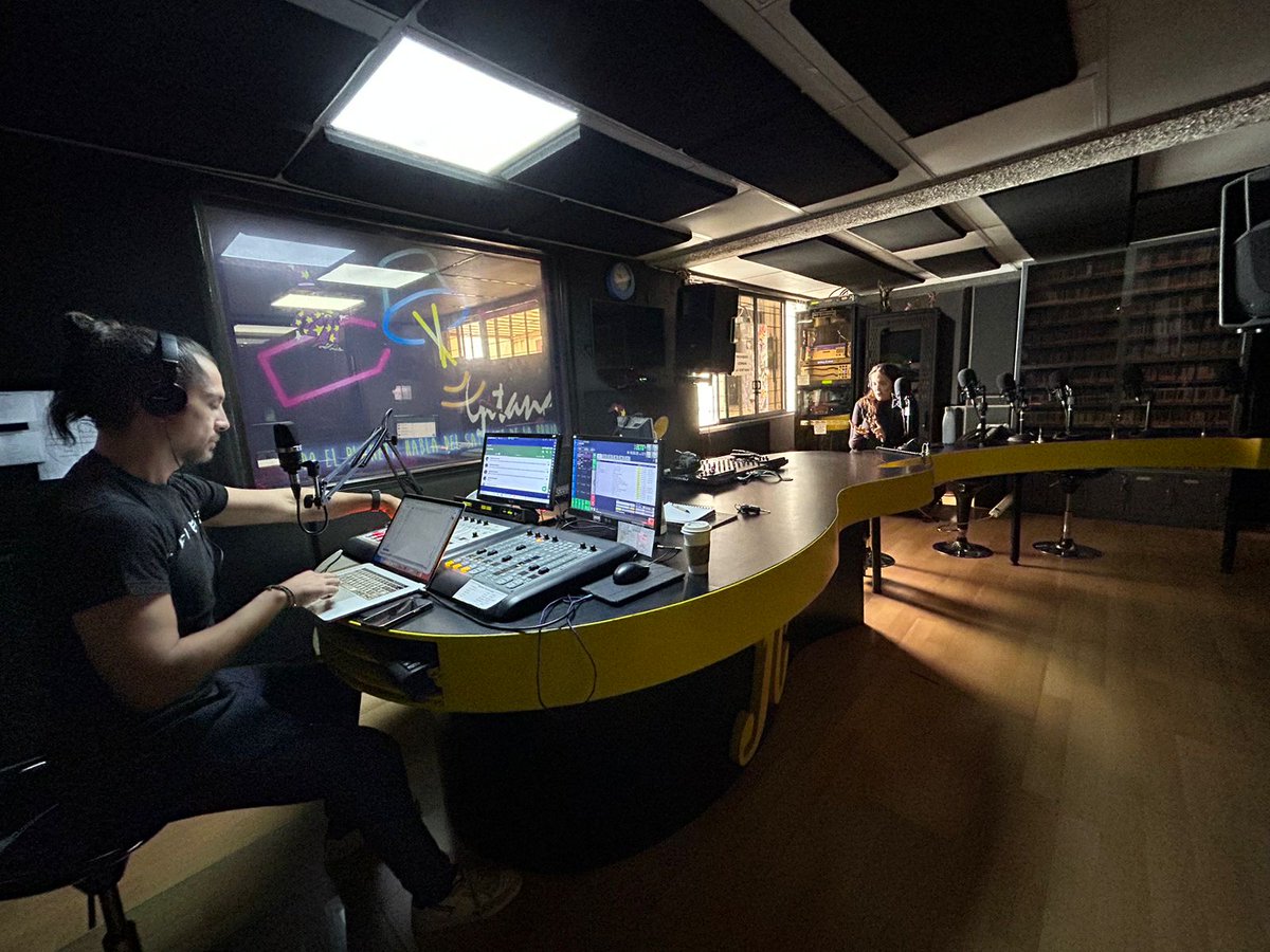 sayceoficial's tweet image. Para dar más detalles sobre el #MusicWeek, Ana Carolina Baquero, directora de Comunicación y Socios, mantiene un diálogo con el equipo de @jcradiolabruja. "Tendremos charlas, paneles, un songcamp junto a #SonyMusicPublishing, del 12 al 14 de septiembre", cuenta.