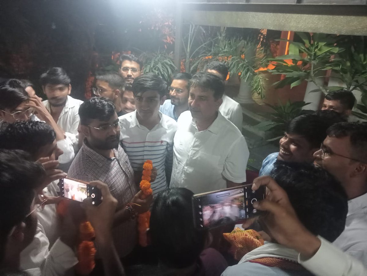 HANUMANKISAN's tweet photo. क्रम वाइज नियुक्ति और अध्यापक भर्ती लेवल 2 ,4500 पदो को बढ़ाने के लिए आज बीएड साथियों के साथ माननीय पूर्व मंत्री एवम् बायतु विधायक @Barmer_Harish जी के समक्ष मजबूती से मांग रखी।
उचित मांग को बुलंद करने के लिए विधायक महोदय जी का बहुत बहुत धन्यवाद और आभार।।
@ashokgehlot51 
@RajCMO https://t.co/SeqDRzMrph