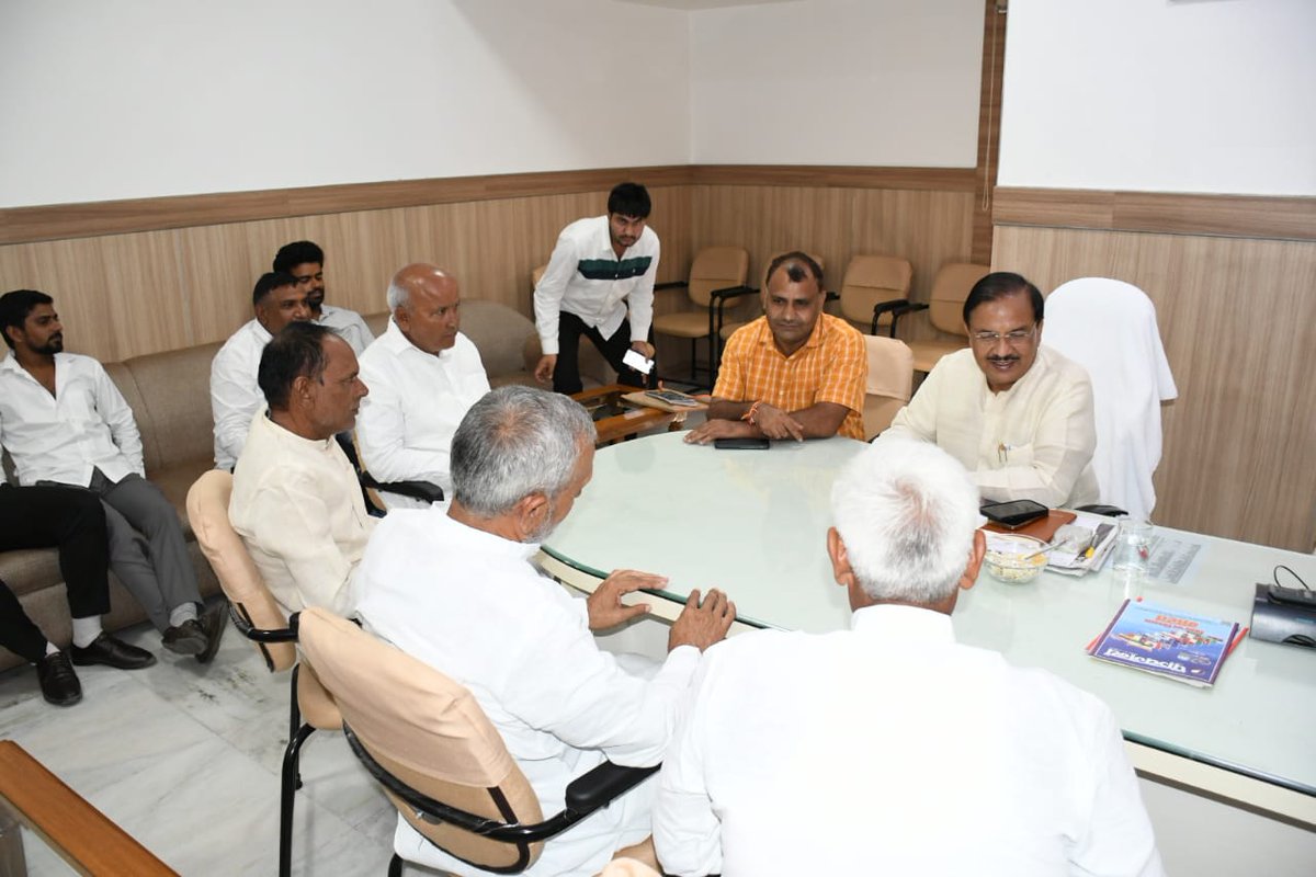 dr_maheshsharma's tweet photo. आज ग्रेटर नोएडा कैंप कार्यालय पर प्रिय क्षेत्रवासियों से आत्मीय संवाद कर उनका कुशल क्षेम जाना तथा उनकी समस्याओं को सुनकर उनके त्वरित निस्तारण हेतु संबंधित अधिकारियों को निर्देशित किया। https://t.co/MmiCr3wwQ5