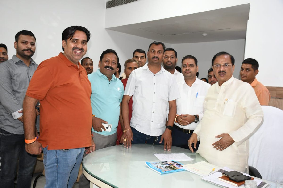 dr_maheshsharma's tweet photo. आज ग्रेटर नोएडा कैंप कार्यालय पर प्रिय क्षेत्रवासियों से आत्मीय संवाद कर उनका कुशल क्षेम जाना तथा उनकी समस्याओं को सुनकर उनके त्वरित निस्तारण हेतु संबंधित अधिकारियों को निर्देशित किया। https://t.co/MmiCr3wwQ5