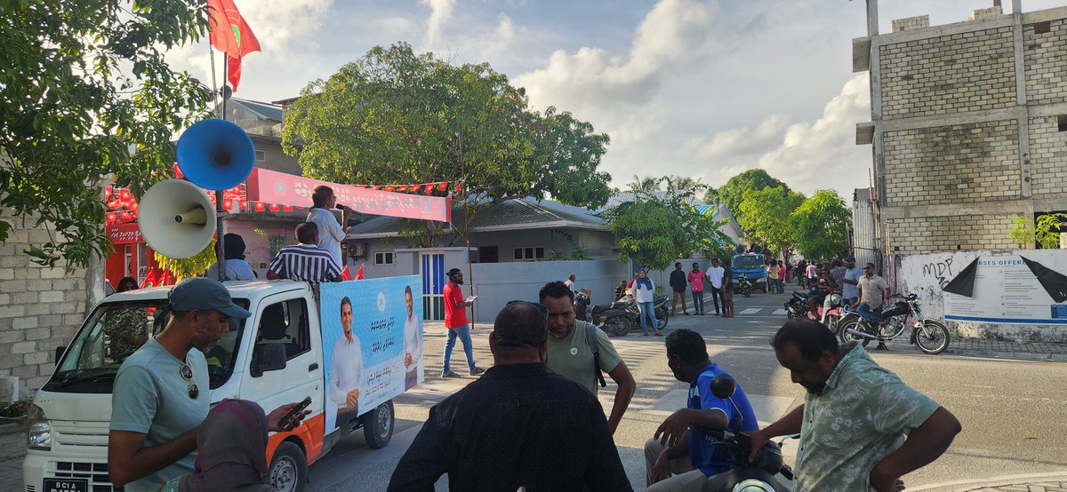 shareef710's tweet photo. ރައްޔިތުން ގާތަށް ގޮސް ސިޔާސަތު ހުށަހަޅާ ވޯޓުދޭން އެދޭނެ ކެރުންތެރިކަން ހުންނާނީ ޑިމޮކްރެޓުން ގެ ޓީމުގަ.
ގއ. ވިލިގިލީގެ ޒުވާނުން މި ޕާޓީއާއި ޕާޓީގެ ސިޔާސަތުތަކަށް ޝައުގުވެރިވަނީ #CandidateNo_7 @ilyas_labeeb ގެ ޓީމުގެ ހަކަތަޔާއި ޖޯޝްގެ ސަބަބުން. https://t.co/g9J2kHHP1E