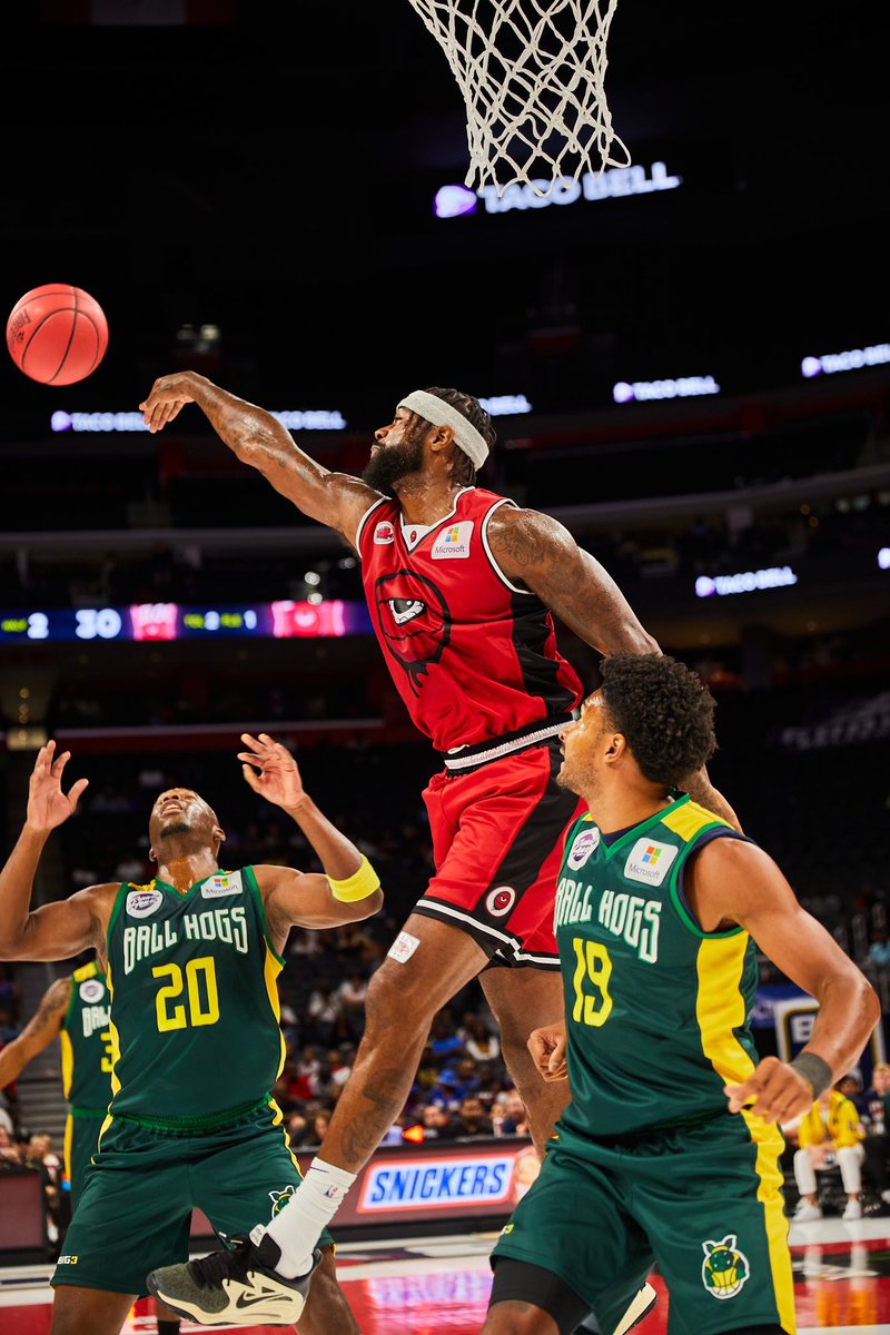 Hands up for Earl Clark clinching the @thebig3 Defensive Player of the Year! Stellar defense on display all season. 📸@ChapmanBaehler #defence #big3 #icecube Big3photos.com