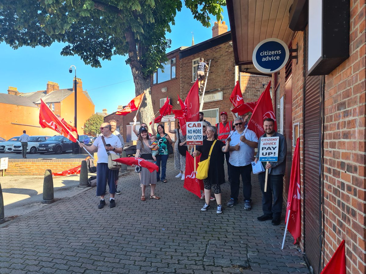 UniteNE40315's tweet image. Our members at @HullandERCAB have still had no satisfactory response to their pay claim. The employer has ripped up a 20-year agreement to match the NJC, which it can easily afford to pay.

Today, the picket moved to the #Bridlington office. Time for the trustees to pay up.