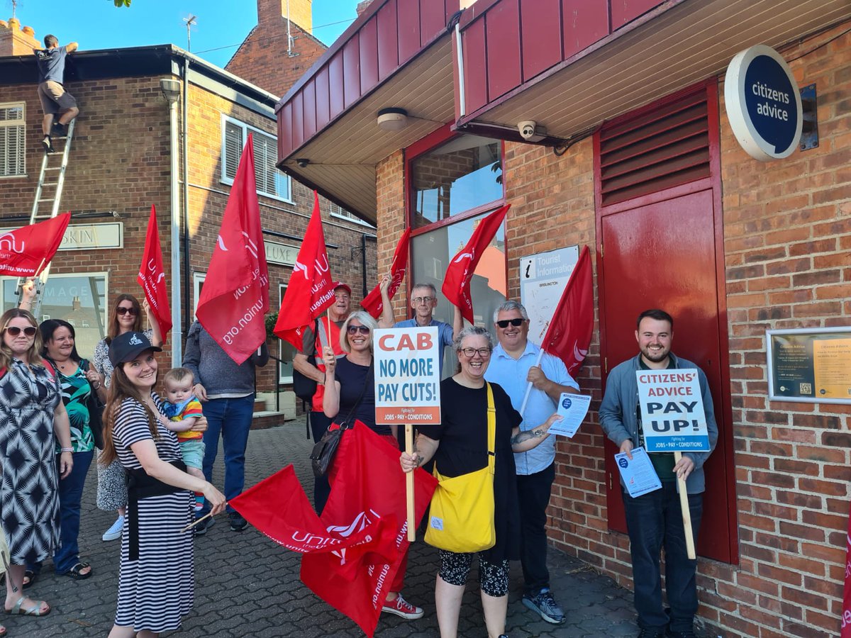 UniteNE40315's tweet image. Our members at @HullandERCAB have still had no satisfactory response to their pay claim. The employer has ripped up a 20-year agreement to match the NJC, which it can easily afford to pay.

Today, the picket moved to the #Bridlington office. Time for the trustees to pay up.