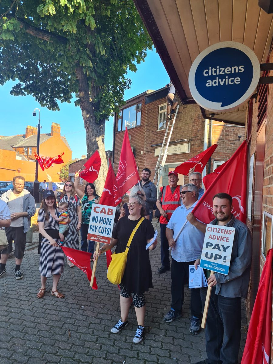 UniteNE40315's tweet image. Our members at @HullandERCAB have still had no satisfactory response to their pay claim. The employer has ripped up a 20-year agreement to match the NJC, which it can easily afford to pay.

Today, the picket moved to the #Bridlington office. Time for the trustees to pay up.