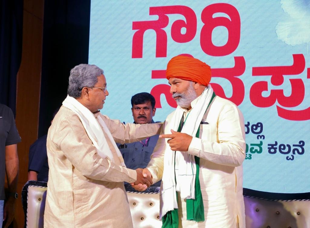 eedinanews's tweet photo. ಗೌರಿ ಮೆಮೋರಿಯಲ್ ಟ್ರಸ್ಟ್ ಪತ್ರಕರ್ತೆ ಗೌರಿ ಲಂಕೇಶ್ ಸ್ಮರಣಾರ್ಥ ಬೆಂಗಳೂರಿನ ಟೌನ್ ಹಾಲ್ ನಲ್ಲಿ ಹಮ್ಮಿಕೊಂಡಿದ್ದ "ಸರ್ವಾಧಿಕಾರಿ ಕಾಲದ ಹೊತ್ತಲ್ಲಿ ದೇಶವನ್ನು ಮರುಕಟ್ಟುವ ಕಲ್ಪನೆ" ಕುರಿತ ಸಂವಾದ ಕಾರ್ಯಕ್ರಮದಲ್ಲಿ ಸಿಎಂ ಸಿದ್ದರಾಮಯ್ಯ ಮಾತನಾಡಿದರು. 

ರೈತ ನಾಯಕ @RakeshTikaitBKU, @prakashraaj @SupriyaShrinate ಹಲವರಿದ್ದರು. https://t.co/pHLDXitUNf