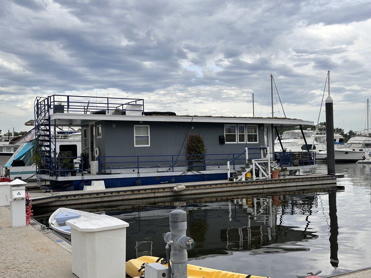 DOEE_DC's tweet photo. Our Watershed Protection Division made waves helping complete a #greenroof project on a #houseboat! ⛵️

There's 624 sq ft of green roof which manages/cleans approx. 750 gals of stormwater/day! 🤯

Dive into #RiverSmart; tell your piers:
https://t.co/6VUkSC9e2L

(puns intended 😎) https://t.co/6qVYGlNWF9