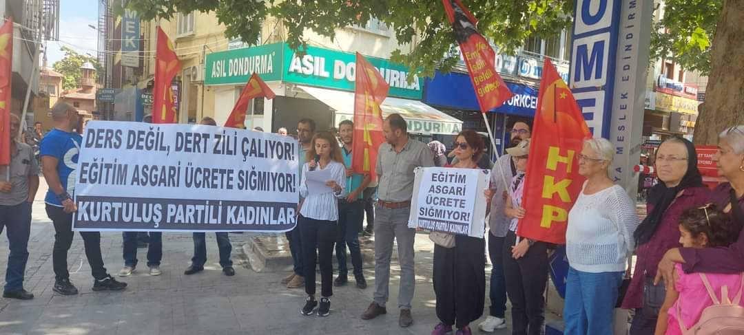 kurtuluspartisi's tweet photo. Konya’da yeni eğitim-öğretim yılında zamları ve pahalılığı protesto ettik.
Ders Değil, Yine Dert Zili Çalıyor!
Eğitim Asgari Ücrete Sığmıyor!
https://t.co/EC9CRSaeMk https://t.co/hhcsEH5QmE