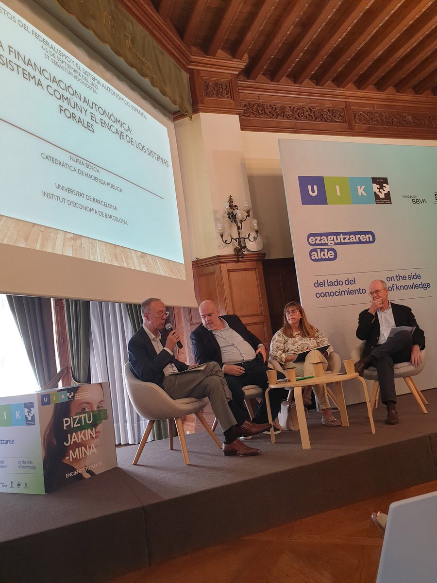 Presents al Palau de Miramar, al curset sobre Federalisme i estat autonòmic, amb vistes de luxe de la Kontxa 💙
Grans ponències i companys!🥰