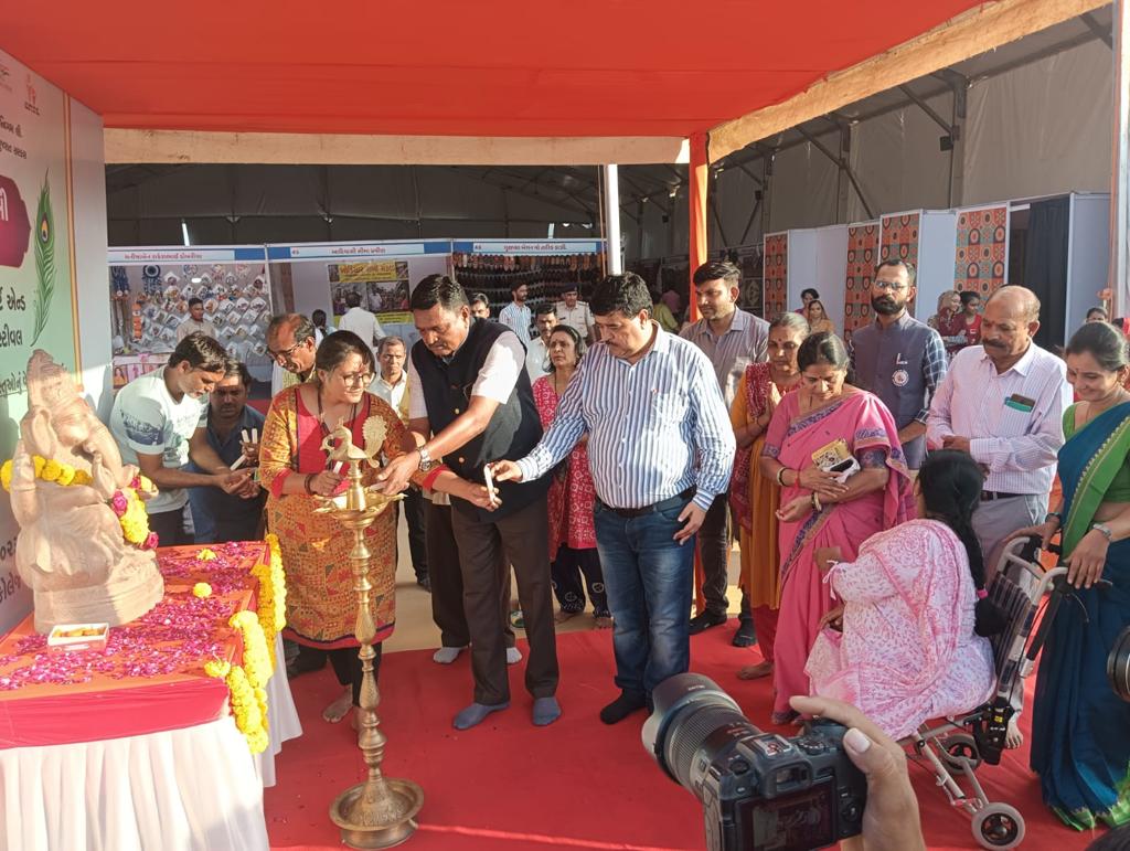 GwedcG's tweet photo. મહિલા આર્ટ એન્ડ ક્રાફટ ફેસ્ટિવલ મોરબી ખાતે ચંદુભાઈ સિહોર પ્રમુખશ્રી જીલ્લા પંચાયત મોરબી નાં હસ્તે કરવામાં આવ્યું. આ પ્રસંગે માં.કલેકટર સાહેબ મોરબી, હંસા બેન પારઘી ચેરમેન શ્રી સામાજિક ન્યાય સમિતિ જિલ્લા પંચાયત મોરબી,નાયબ જિલ્લા વિકાસ અધિકારીશ્રી મોરબી વગેરે મહાનુભાવો ઉપસ્થિત રહેલ. https://t.co/4WQcRuHP5L