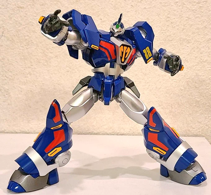 RIOBOT鉄人28号FX、可動が優秀なのでポーズ付けが楽しい特に首関節が大きく引き出せるのが、良い仕事してますね。これのおかげでアオリの時の顔の見え方がカッコよく決まります 