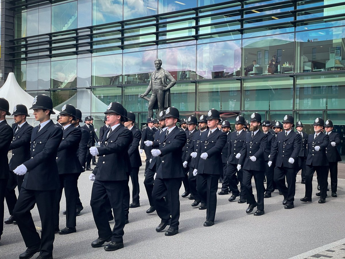 Earlier this month, over 100 new police officer recruits transitioned from training officer to probationary constable. 

We wish them all the best of luck in your future careers💙

Apply now to kickstart your career➡️met.police.uk/car/careers/