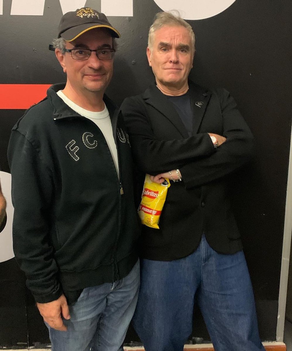 indierocks's tweet photo. El viejito gruñón de Morrissey andaba ayer comiendo papitas en el concierto de @garbage. 🫨✨ https://t.co/awO79tvWZf