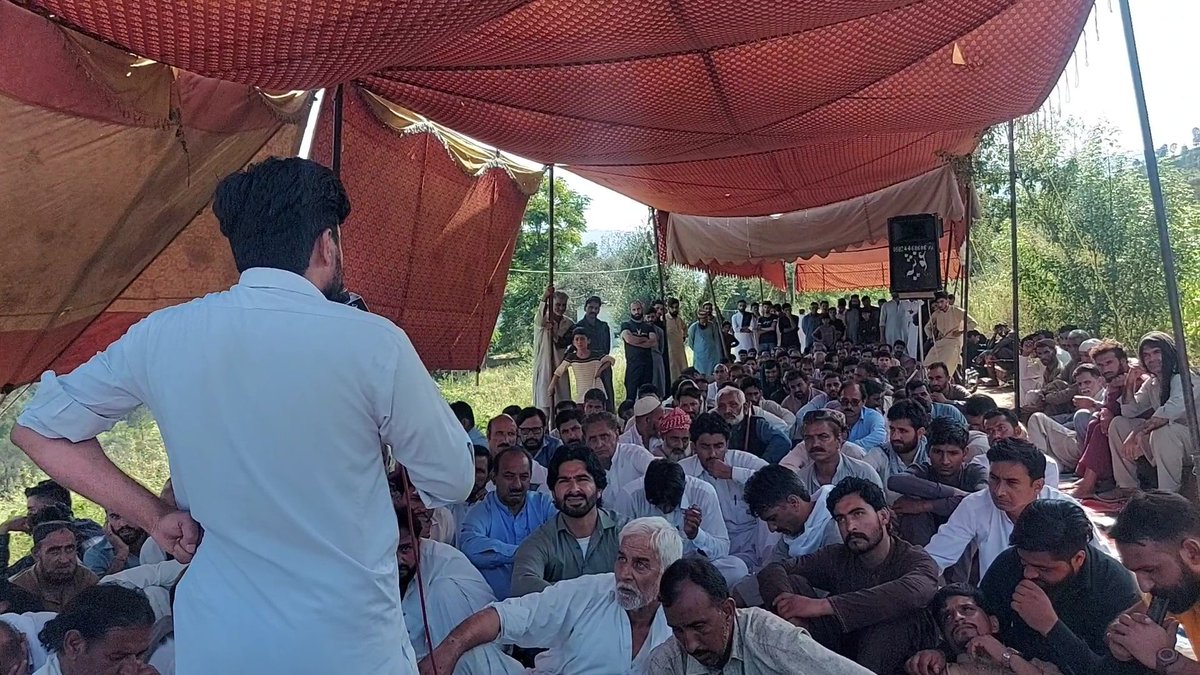 iamsardarsohaib's tweet photo. Tatrinote 
In a protest on the call of awami action committee Tatrinote. The whole so-called AJK is now standing for their basic rights, demanding free electricity and subsidy on food items.
اب راج کرے گی خلقِ خدا
#RightsMovementAJK 
#سول_نافرمانی_تحریک_آزادکشمیر https://t.co/NQ1BMZm4jF