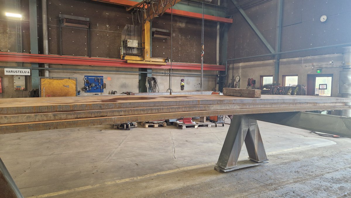 Ensimmäiset metrit hitsaussaumaa 👷🏻‍♂️👷🏻‍♀️. Tänään palaveerattiin Steel Group Pohjanmaa Oy:n kanssa ja tutustuttiin #Kirjalansalmen sillan vinoköysiosuuden teräsrakenteen valmistavaan konepajaan Oulussa. Hitsaustyö käynnistyy vauhdilla ja ensimmäiset lohkot työmaalla  alkuvuodesta.