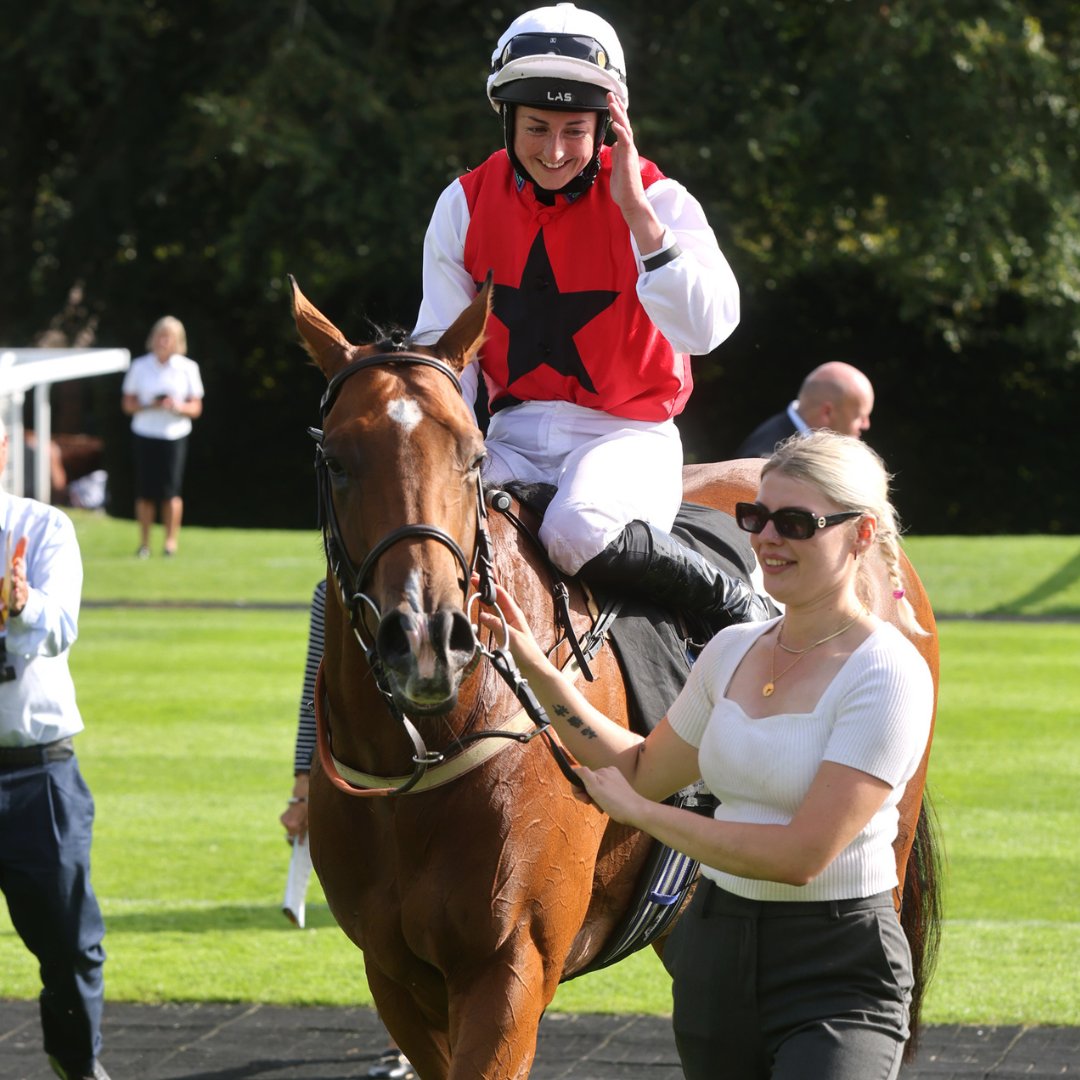 Race 5, the @WilliamHill Presents Up Front Handicap Stakes, won by Glamorous Breeze. Trained by Chrisopher Mason and ridden by @ManganGina 👏