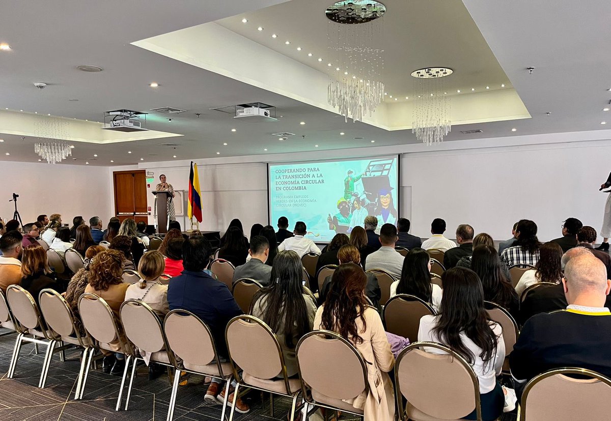 cracolombia's tweet photo. El equipo de la @cracolombia participa en los talleres de co-creación Intersectorial de #Conversapolis, de @giz_colombia, con exposiciones y mesas de trabajo sobre desarrollo urbano sostenible, con temas de economía circular, eficiencia energética, saneamiento básico, entre otros https://t.co/BRCmySRK2l