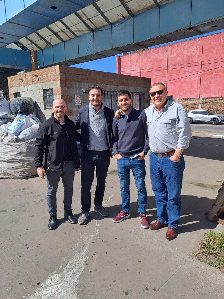 En la Economía Circular nada se desecha. Junto a <a href="/hernan_najenson/">Hernan Najenson</a> visitamos Easy Brick. Compartimos el proceso de industrialización que logra devolver el plástico a la circularidad y a generar nuevos productos.
<a href="/jlgiusti/">Jose Luis Giusti</a> 
<a href="/DesEconomicoBA/">Ministerio DesEconomico BA</a>