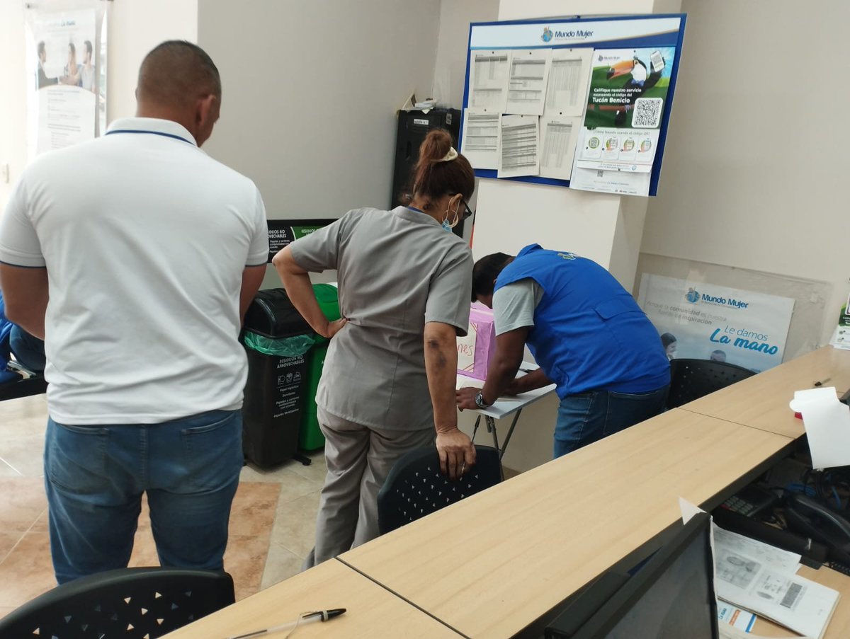 acebnacional's tweet photo. #AEstaHora trabajadores en banco Mundo Mujer votamos por la Huelga📷

¡ Votar  es un derecho , reprimir el voto es un delito !  ¡ Vivan nuestras justas peticiones ! https://t.co/y2F9icNso8