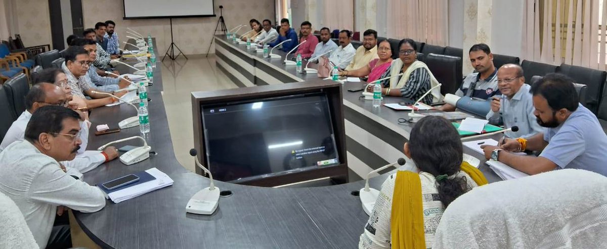 DhamtariDist's tweet image. जिला निर्वाचन अधिकारी श्री @rituraj_raghu के निर्देशानुसार संपन्न हुई जिला स्तरीय स्वीप कोर कमेटी की बैठक 

स्वीप जिला नोडल श्रीमती रोक्तिमा यादव ने कम #मतदान वाले केंद्रों में मतदाता जागरूकता कार्यक्रम आयोजित करने के दिए निर्देश।

#VotingAwareness
#ECISVEEP 
#dhamtari