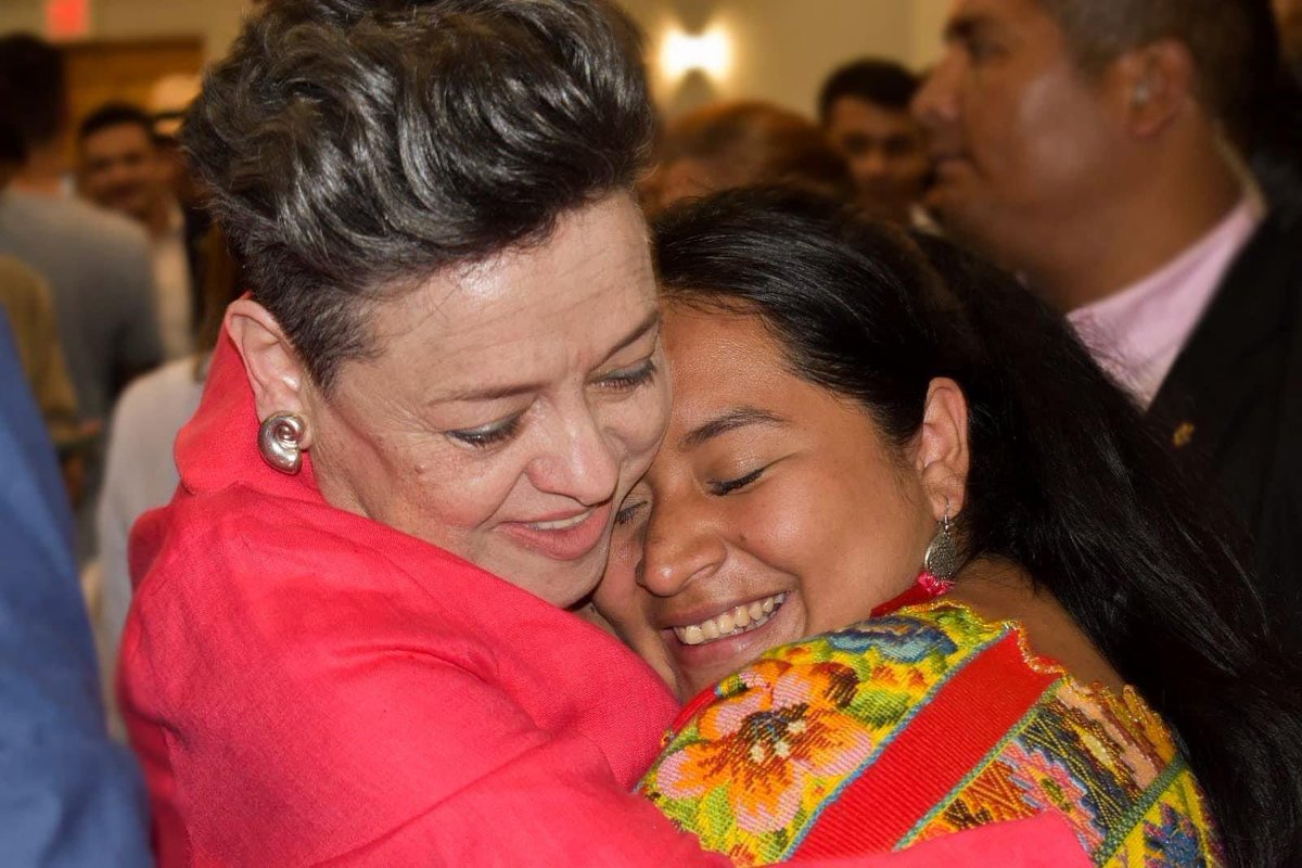 Querida Ixel, sabes que admiro tu energía y entrega. Gracias por permitirme usar hoy esta foto para exhortar a todas las mujeres guatemaltecas a abrazarnos y caminar juntas en el logro de objetivos comunes como la equidad y desarrollo de todas
#DíaInternacionaldelaMujerIndígena