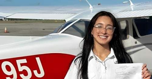 MPaezOficial's tweet photo. 📷 ORGULLO DE MUJER ALTO APUREÑA 📷

Stefany Belandria, oriunda de Guasdualito #Apure, logró una hazaña extraordinaria al convertirse, a la edad de 17 años, en la piloto más joven de Latinoamerica así como también de los Estados Unidos #Felicidades #VidaYPazSonLaPremisa #4Sep https://t.co/rRMpp2fYpR