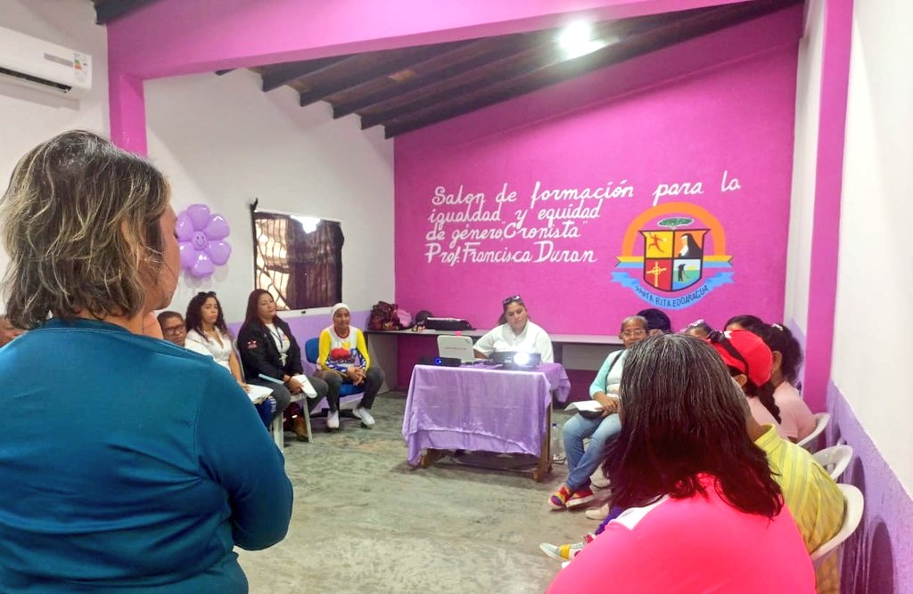 #5Sep | Porque la formación es la base esencial del ser humano, nuestras promotoras se encuentran en una charla a los usuarios, Movimientos sociales, enlaces institucionales y linarenses: Estilo de comunicación, no violenta. 💜 @d_guzmanl #VidaYPazSonLaPremisa