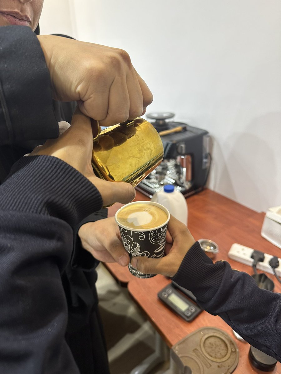 tnmyehadirah's tweet photo. أُختتمت مساء اليوم دورة “مهارات #البارستا والقهوة المختصة” والتي تعلمت من خلالها المتدربات المهارات اللازمة التي تؤهلن لسوق العمل، تشكر #جمعية_التنمية_بالدرعية
 أ. فدوى عبدالمجيد على تقديمها للدورة. https://t.co/0icx1DYxwr