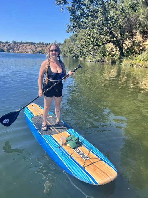 it was an outside gurl weekend 😎 golf 🏌️&zwj;♀️⛳️ + paddle boarding 🚣&zwj;♀️💦 https://t.co/sQvowtuycF
