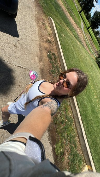 it was an outside gurl weekend 😎 golf 🏌️&zwj;♀️⛳️ + paddle boarding 🚣&zwj;♀️💦 https://t.co/sQvowtuycF