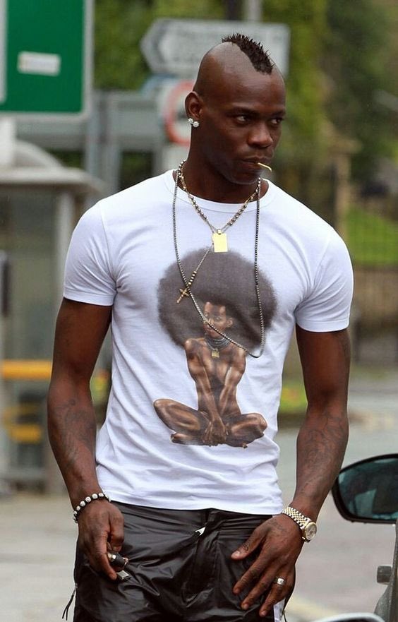 Balotelli adiciona coque samurai a seu moicano e aumenta a lista