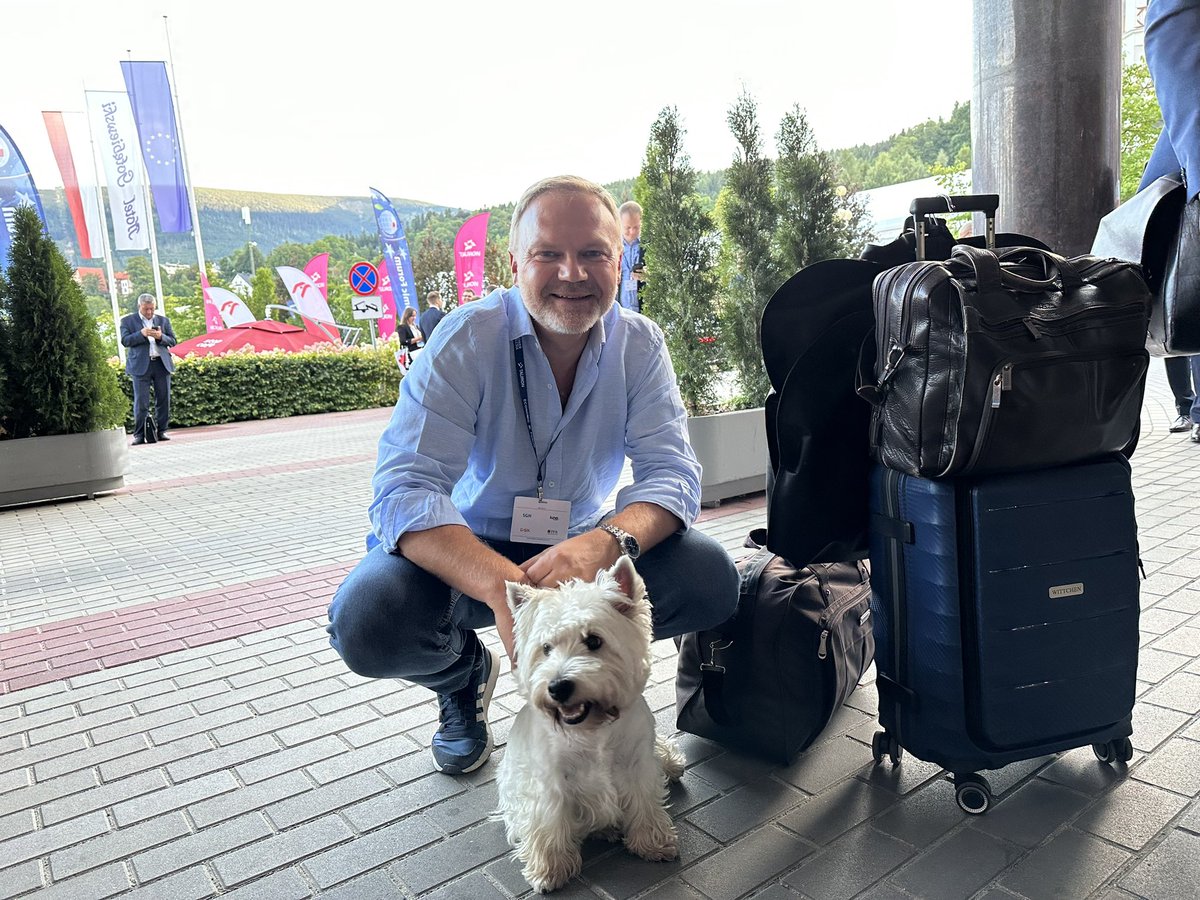 WarzochaArtur's tweet image. ‼️ Się porobiło… Sami z Amigo zostaliśmy na tydzień w domu, a tu 32 #Forum_Ekonomiczne w #Karpacz Nie było rady,musieliśmy przyjechać razem, ale daliśmy radę 💪 Jutro biorę udział w panelu nt. kosztów #transformacja energetycznej i #OZE  💡🔌☀️🌬️
ZAPRASZAM na transmisję on-line