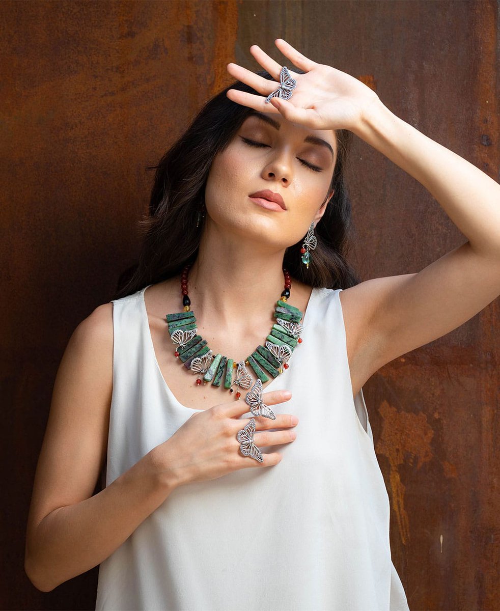 Hace más de un año, una mañana despertamos con un hermoso capullo de mariposa Monarca que había elegido el centro de nuestro altar y sobre una hermosa punta de amatista que tenemos en él para hacer su metamorfosis. 
Conoce más de su historia en: floramaria.com.mx/collections/sa…