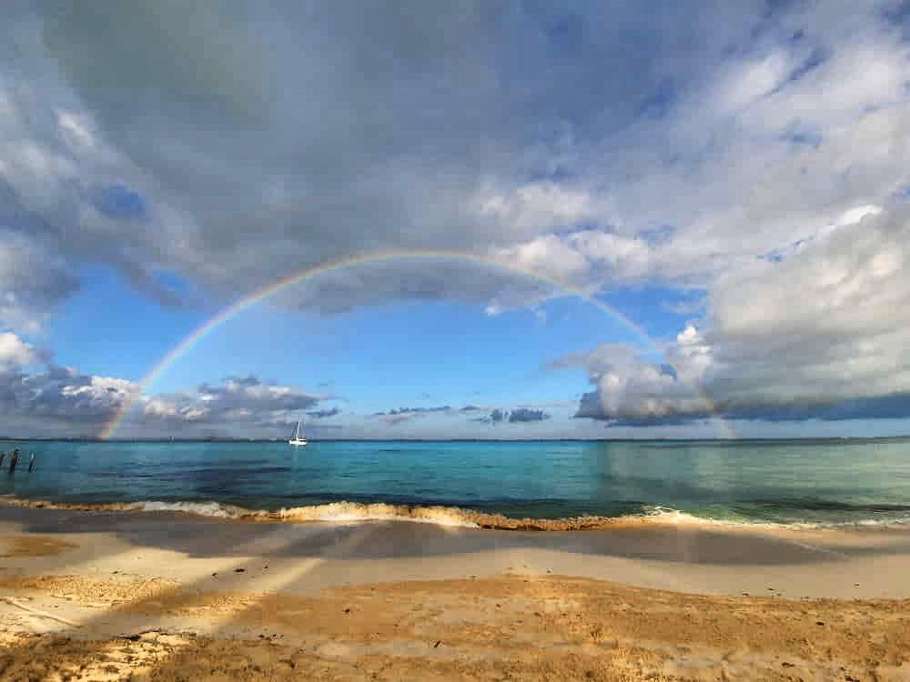sqcsradioytv's tweet photo. Nos hacen llegar esta hermosa postal de la bella #islamujeres hermosa mañana con un arcoíris 🌈 espectacular. 

Foto 📷 Jesús Molina.
.
.
#arcoris #playa #quintanaroo #travelmexico #mexicomaravilloso #somossqcs #canal4 https://t.co/17VE5HAbop