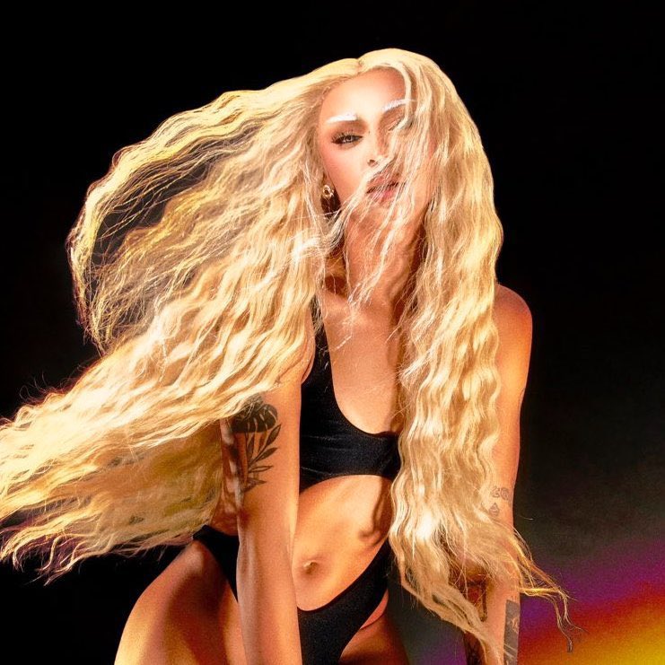 poptime's tweet photo. Com banda e uma equipe maior de bailarinos, o show de Pabllo Vittar no The Town custou quase R$ 2 MILHÕES. https://t.co/lostgwFtBU