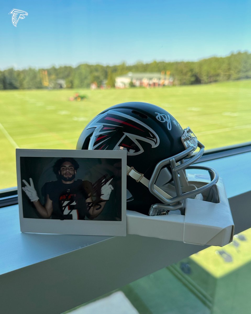 5 days until Falcons football!

RT for a chance to win this signed <a href="/DrakeLondon_/">Dråkë</a> mini helmet &amp; polaroid