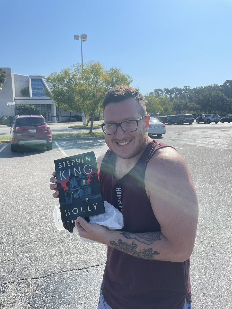 Ellieseagles's tweet photo. The most exciting day of the year! New @StephenKing drops today! Go out and grab it!! Holly Gibney time!!! #scribner #theking https://t.co/ZsZCDb3nTX