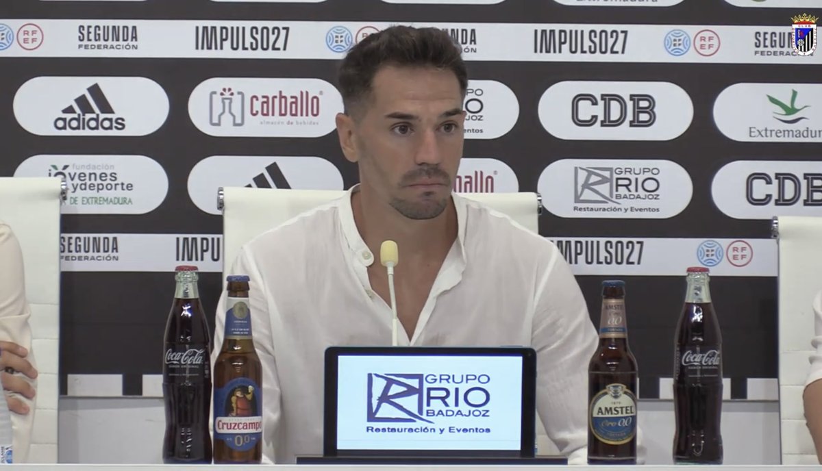 🗣️ Fran Grima: “Intentaré dar lo máximo de mí, siempre con trabajo y humildad. Hay que defender estos colores, este escudo y nos debemos a ello”. 

📹 Comparecencia completa: youtu.be/rXZy5cBf35A?si… 

#FranGrimaBlanquinegro | #CDBadajoz